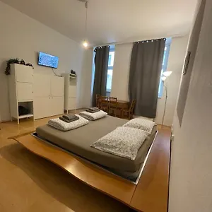 https://schloss-belvedere-private-rooms.vienna-besthotels.com